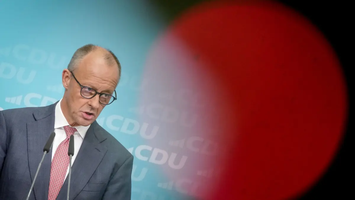 Friedrich Merz : Bundeskanzler Friedrich Merz (CDU) gibt eine Pressekonferenz nach der Landtagswahl in Mecklenburg-Vorpommern und der Abgeordnetenhauswahl in Berlin. (Der rote Fleck ist durch ein Licht an einer TV-Kamera entstanden) (zu dpa: «Kanzlerdebatte flaut ab - Jetzt geht es um den Reformkurs»)