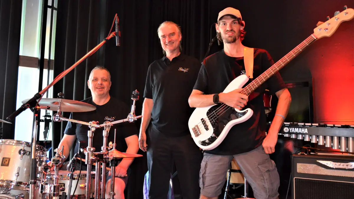 Schlagzeuger Stefan Schaller (li.) und Bssist Simon Brög gehören von Anfang an zur Band "Groove Inclusion"; einer der Leiter ist der Jazzmusiker Hans Fickelscher (Mitte)