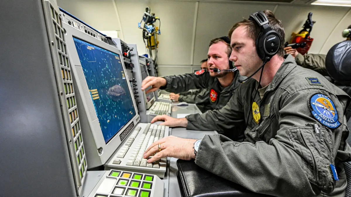 AWACS - Das fliegende Auge der Nato ** NUR FÜR REDAKTIONELLE ZWECKE ** EDITORIAL USE ONLY **AWACS - Das fliegende Auge der Nato, AWACS steht für Airborne Warning and Control System und ist ein fliegendes Frühwarnsystem der NATO, das zur Luftraumüberwachung, Aufklärung und zur Führung eigener Verbände dient. Die markantesten Merkmale sind der rotierende Radar-Dome auf dem Dach der modifizierten Boeing 707-Flugzeuge sowie die multinationalen Crews aus Piloten, Radaroperateuren und Taktikspezialisten. Stationiert ist die NATO-Flotte auf der Airbase Geilenkirchen, fotografiert am 13. Oktober 2025 in AWACS steht für Airborne Warning and Control System und ist ein fliegendes Frühwarnsystem der NATO, das zur Luftraumüberwachung, Aufkl Copyright: MaurizioxGambarini doc82t3p2cnauwsjxsbcos ,EDITORIAL USE ONLY