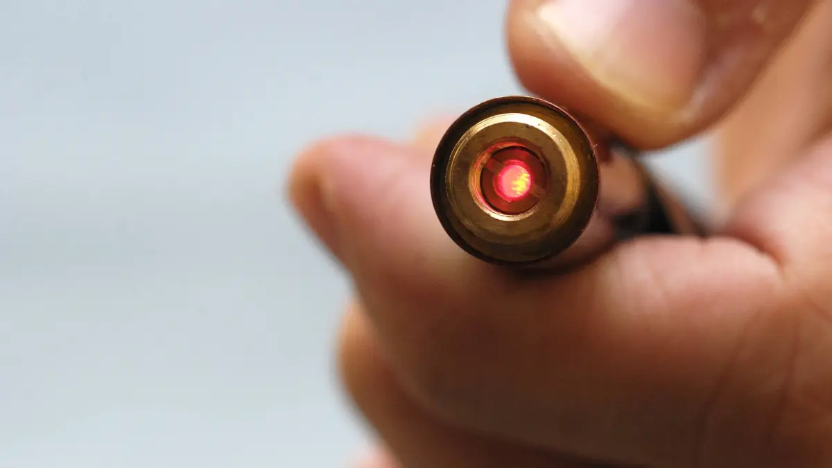 Bildnummer: 57058510 Datum: 29.10.2010 Copyright: imago/teutopress
Feature / Symbol: Laserpointer 10/10 thg Laser Pointer Laserpointerattacke Attacke Lichtzeiger Laserzeiger Laserstrahl Laserpunkt zeigen strahlen Strahler Lichtstrahler Lichtpunkt Lichtpunkter attackieren blenden Blendung geblendet Licht gebündelt gebündeltes rot roter rotes Gefährung Gefahr gefährlich Kinderstreich Streich Hand quer haltend x0x xsk 2010 quer
57058510 Date 29 10 2010 Copyright Imago Feature symbol Laser pointer 10 10 THG Lasers Pointer Attack Laser beam Laser spot show Rays Radiators Lights Light point attack blind Glare blinded Light bundled bundled Red Red Red Danger dangerous Children coup Coup Hand horizontal holding x0x xSK 2010 horizontal