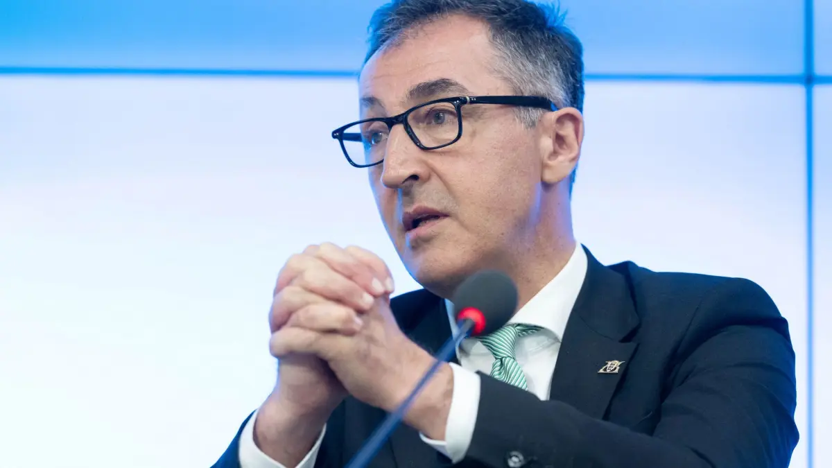 Landespressekonferenz Baden-Württemberg: 22.09.2026, Baden-Württemberg, Stuttgart: Cem Özdemir (Bündnis 90/Die Grünen), Ministerpräsident von Baden-Württemberg, nimmt an einer Landespressekonferenz im Bürger- und Medienzentrum des Landtags von Baden-Württemberg teil. Foto: Marijan Murat/dpa +++ dpa-Bildfunk +++