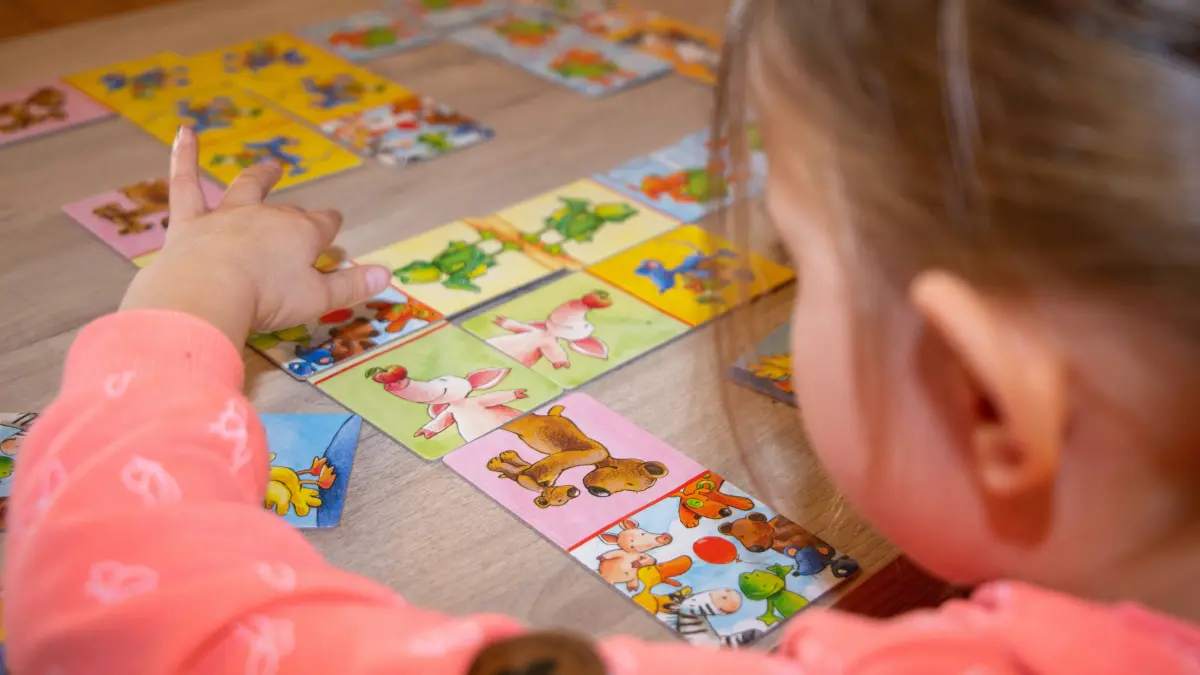Symbolbild: Kind spielt zur Sprachförderung in der Logopädie Model released *** Symbol child plays for speech promotion in speech therapy Model released Copyright: xx