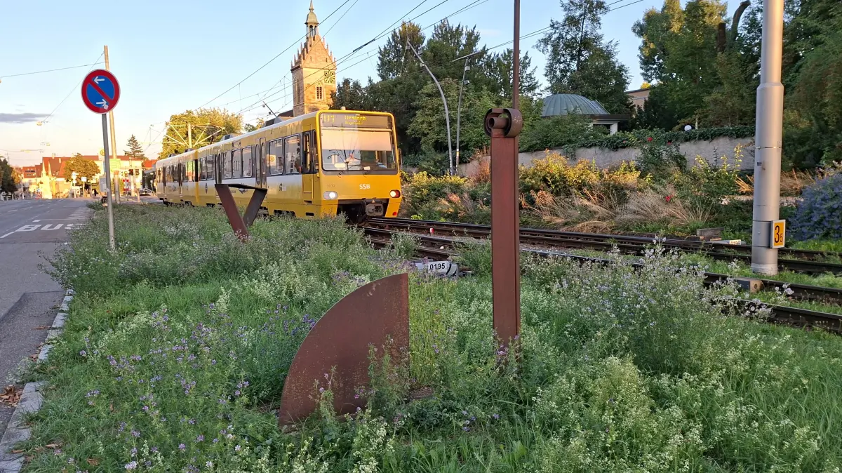 Kunstwerke von Christa Roesner-Drenhaus an den Stadtbahngleisen