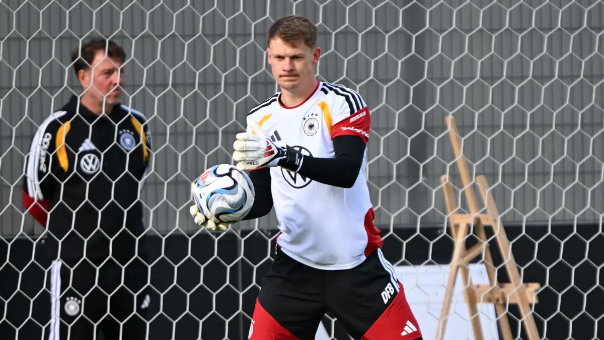 Fußball-Nationalmannschaft: Training: 22.09.2026, Bayern, Herzogenaurach: Fußball: Nationalmannschaft, Training vor dem ersten Nations-League-Spiel gegen die Niederlande. Torhüter Alexander Nübel (Deutschland) am Ball. Foto: Federico Gambarini/dpa +++ dpa-Bildfunk +++