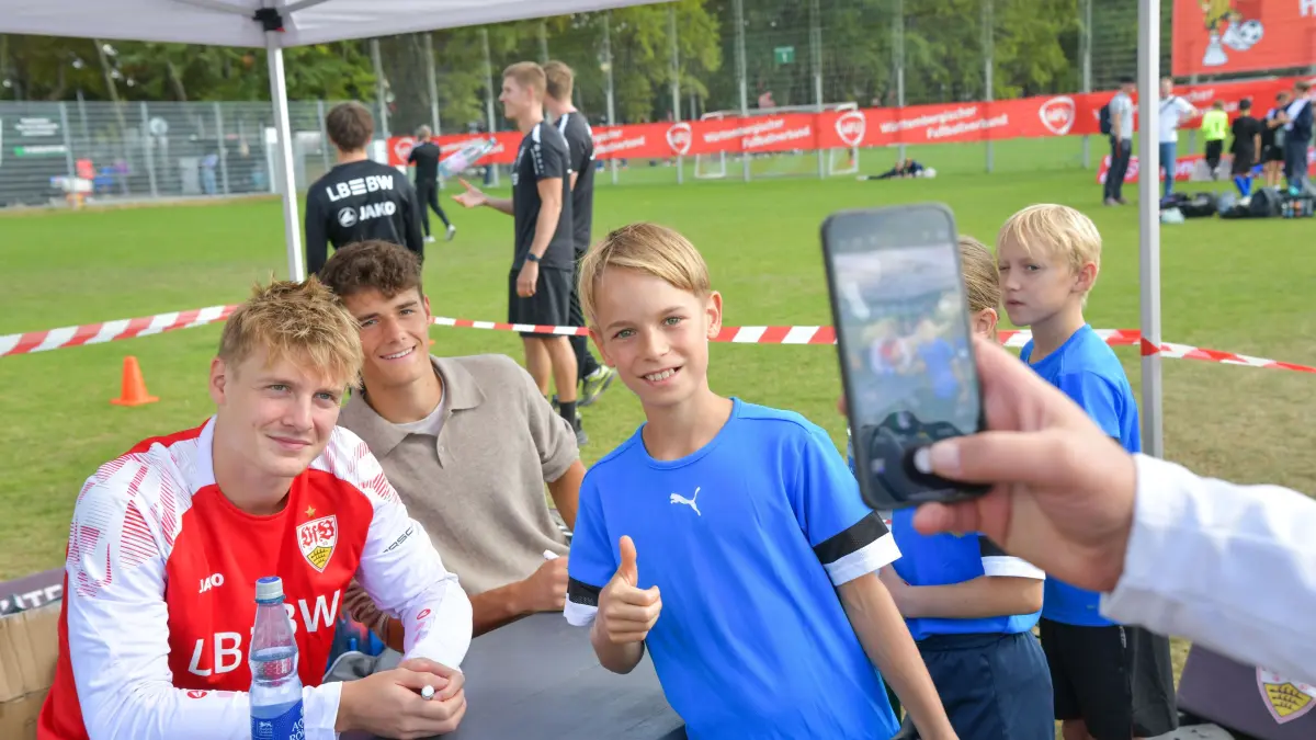 53. Höfleswetz des WFV. : Stuttgart, Bad Cannstatt
53. Höfleswetz des WFV. Über 1000 Kinder an der Mercedesstraße. Das größte Eintages-Jugendfußball-Turnier in Deutschland. Ein VfB-Profi und das Fritzle kommen.
Eine Kooperation mit unserer Zeitung.