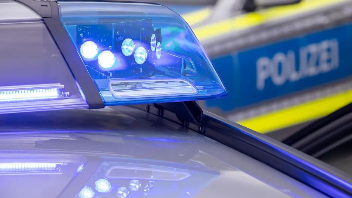 Polizei - Symbolbild: Ein Blaulicht auf dem Dach eines Polizeifahrzeugs. (zu dpa: «Oberpfalz: Vermisster 77-Jähriger tot»)