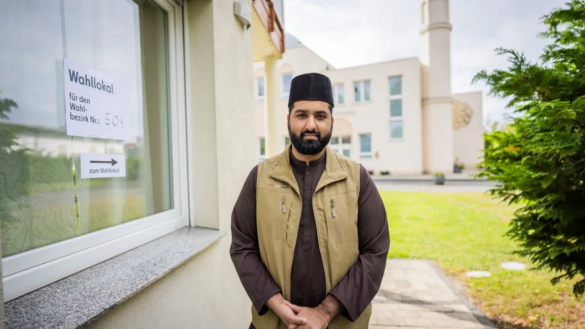 Abgeordnetenhaus-Wahl in Berlin - Wahllokal: Imam Scharjil Khalid steht auf dem Weg zum Wahllokal auf dem Gelände der Khadija Moschee in Berlin-Pankow. Am Sonntag (20.09.2026) findet in Berlin die Wahl zum Abgeordnetenhaus statt. (zu dpa: «AfD siegt in Moschee-Wahllokal – Gemeinde lädt Nachbarn ein»)