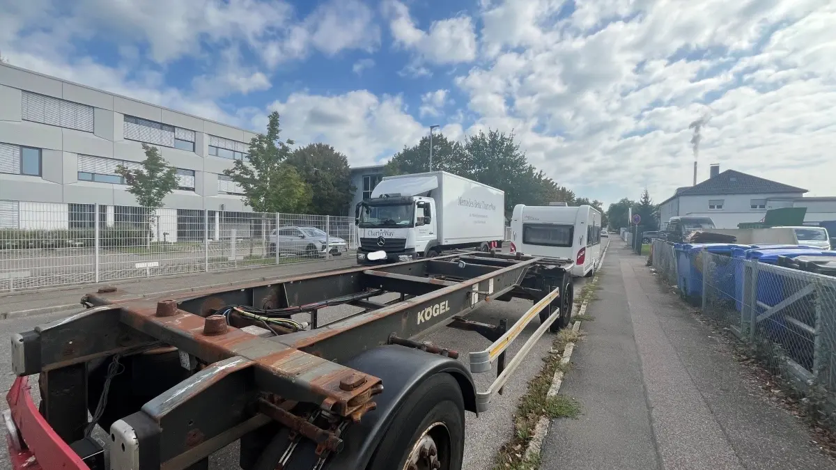 Lkw-Anhänger in Essllinger Alleenstraße macht den Weg eng.