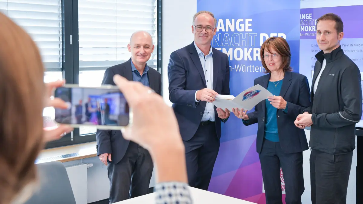 Lange Nacht der Demokratie: Stuttgart, PK zum Thema Lange Nacht der Demokratie, mit:
Sibylle Thelen, Dr. Tobias Diemer(Brille) Dr. Michael Lesky, Tobias Rieger(rechts im Bild)