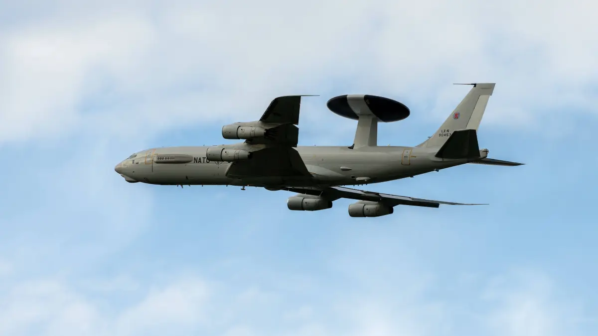 NATO-Generalsekretär Mark Rutte in Geilenkirchen. Eine zur AWACS umgerüstete Boeing 707, eines fliegenden Frühwarn- und Kontrollsystems auf dem NATO-Flugplatz Geilenkirchen in unmittelbarer Nähe der deutsch-niederländischen Grenze im Flug mit ausgefahrenen Fahrwerken. Anlass für das Foto war der Antrittsbesuch des NATO-Generalsekretärs Mark Rutte am 13. November 2025, begleitet von NRW-Ministerpräsident Hendrik Wüst. Heinsberg Nordrhein-Westfalen Deutschland *** NATO Secretary General Mark Rutte in Geilenkirchen A Boeing 707 converted into an AWACS, a flying early warning and control system at the NATO airfield Geilenkirchen in the immediate vicinity of the German-Dutch border in flight with the landing gear extended The occasion