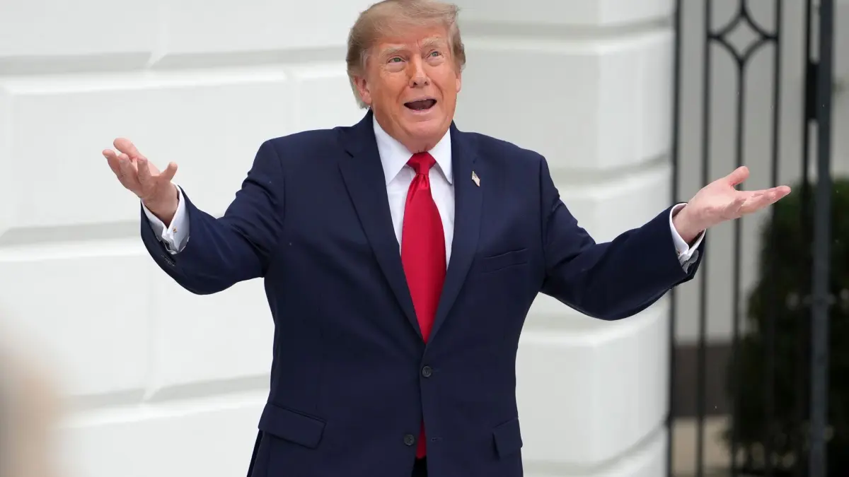 Trump: 21.09.2026, USA, Washington: US-Präsident Donald Trump hält eine Rede, als er in Washington eintrifft, um den Band für einen neuen Hubschrauberlandeplatz auf dem South Lawn des Weißen Hauses zu durchschneiden. Foto: Mark Schiefelbein/AP/dpa +++ dpa-Bildfunk +++