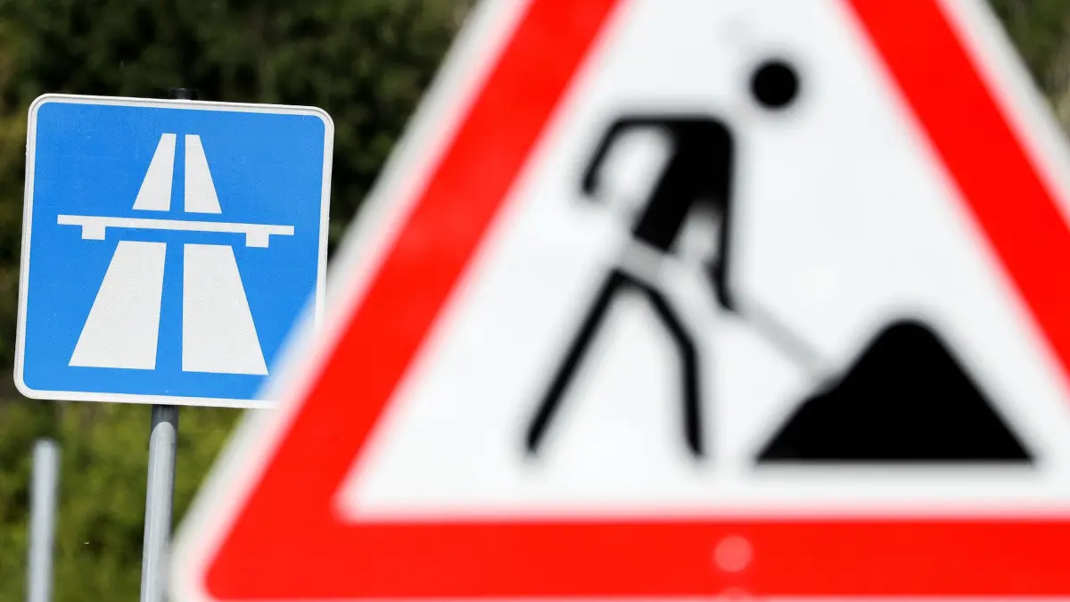 A43 bei Herne: ARCHIV - 18.07.2019, Sachsen, Borna: Ein Schild weist auf eine Baustelle auf einer Autobahn hin. (zu dpa: «Autobahnkreuz Herne: A42-Vollsperrung am Wochenende») Foto: Jan Woitas/dpa-Zentralbild/dpa +++ dpa-Bildfunk +++