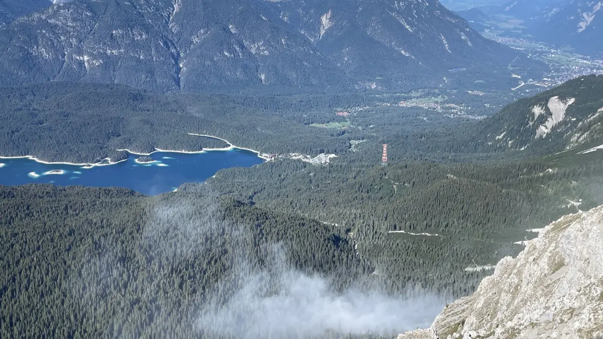 Felssturz an der Zugspitze: 23.09.2026, Österreich, Ehrwald: Eine Staubwolke steigt auf nach einem weiteren Felssturz an der Zugspitze. Foto: Marc Zeilhofer/dpa +++ dpa-Bildfunk +++