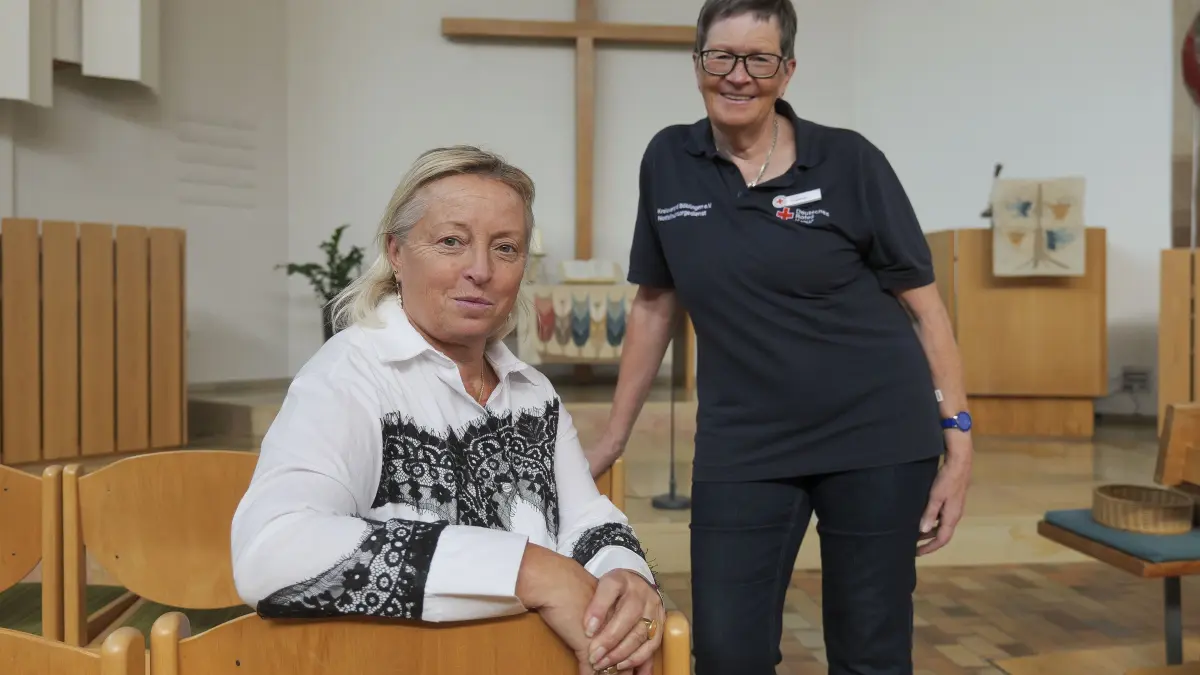 DRK: Rutesheim - - Wie jedes Jahr veranstaltet die psychosoziale Notfallversorgung des DRK Landkreis Böblingen einen Blaulichtgottesdienst (16. Oktober). Diesmal in der Markuskirche in Rutesheim. Was der Gottesdienst für Betroffene bedeutet, erzählt Marina Bullinger, hier in weiss, die vor zehn Jahren ihren Sohn beim Motorradfahren verloren hat. Auch im Bild: Monika Friedrich (in DRK Hemd)