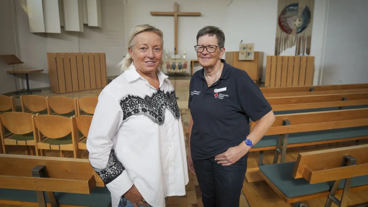 DRK: Rutesheim - - Wie jedes Jahr veranstaltet die psychosoziale Notfallversorgung des DRK Landkreis Böblingen einen Blaulichtgottesdienst (16. Oktober). Diesmal in der Markuskirche in Rutesheim. Was der Gottesdienst für Betroffene bedeutet, erzählt Marina Bullinger, hier in weiss, die vor zehn Jahren ihren Sohn beim Motorradfahren verloren hat. Auch im Bild: Monika Friedrich (in DRK Hemd)