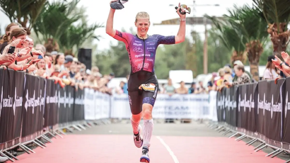 Triathlon, Melanie Altenbeck-Zorn beim Zieleinlauf auf Hawaii 2025.
