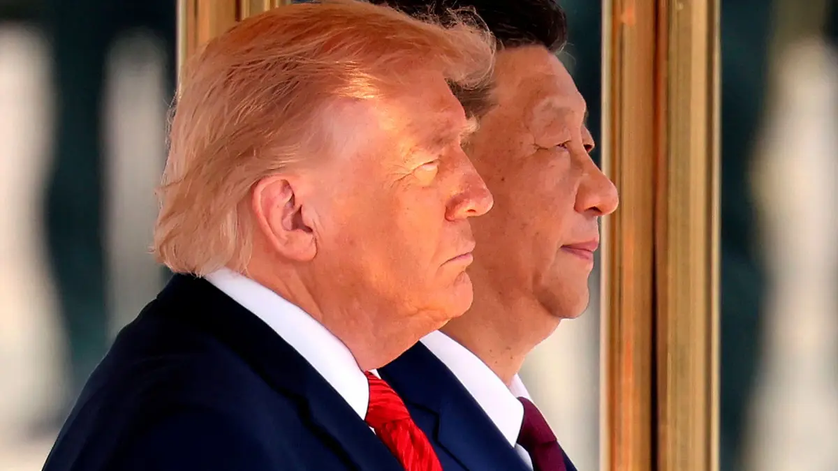 US-Präsident Trump in China: US-Präsident Donald Trump (l) und der chinesische Präsident Xi Jinping nehmen an einer Begrüßungszeremonie in der Großen Halle des Volkes teil. (zu dpa: «Großer Empfang, lange Konfliktliste: Xi besucht Trump»)