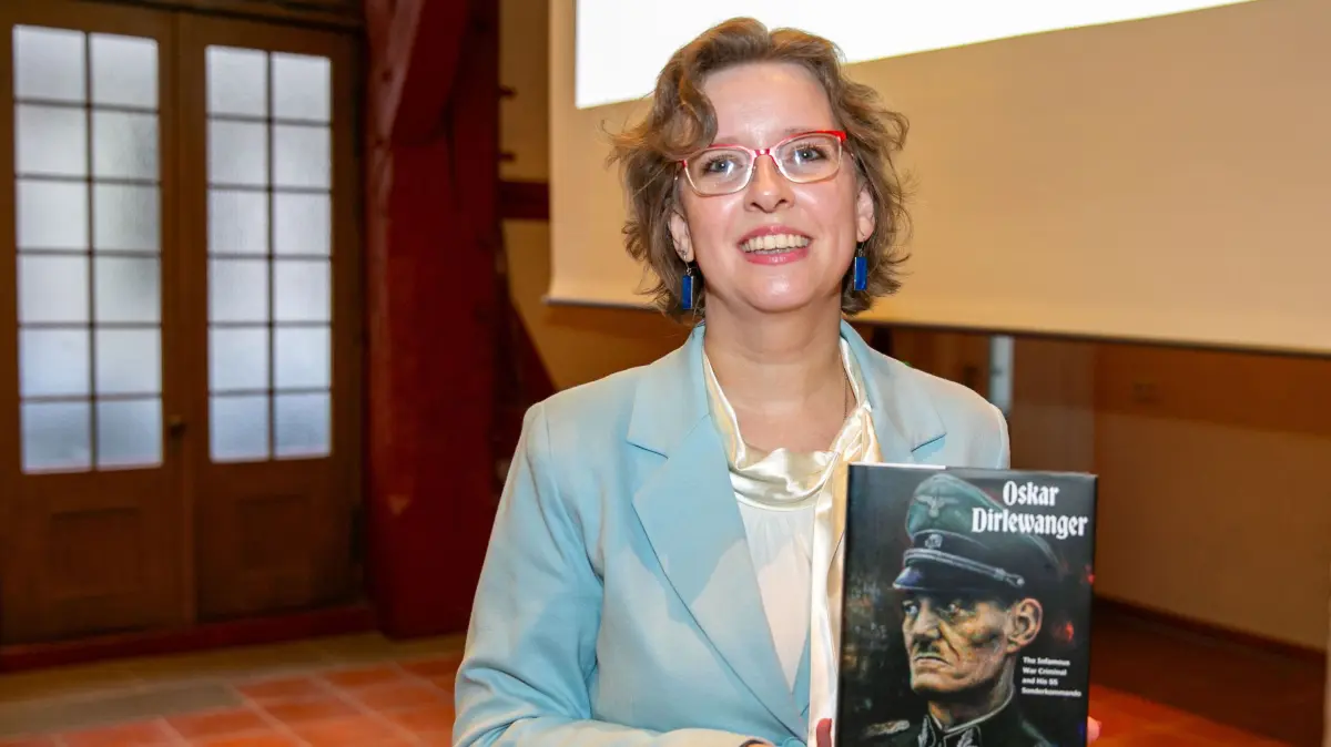 foto: Roberto Bulgrin
23. 09. 2026
Esslingen, Altes Rathaus, Oskar Dirlewanger wurde im Zweiten Weltkrieg als Kommandeur einer SS-Sondereinheit zur "schwarzen Gestalt der Esslinger Geschichte". Historikerin Soraya Kuklinska zeichnet bei der West-Ost-Gesellschaft das Leben dieses weithin vergessenen Esslingers nach