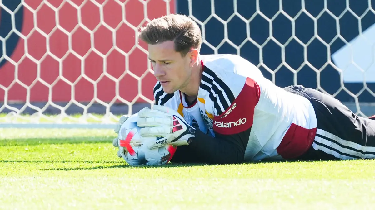 Herzo Base 23.09.2026: Deutsche Nationalmannschaft Nations League Abschlusstraining Home Ground, HerzoBase, World of Adidas, Herzogenaurach: Torwart Marc-Andre ter Stegen Deutschland Germany hält den Ball - Herzo Base 23.09.2026: Deutsche Nationalmannschaft Nations League Abschlusstraining Home Ground, HerzoBase, World of Adidas, Herzogenaurach *** Goalkeeper Marc-André ter Stegen of Germany saves the ball at HerzoBase on September 23, 2026. German National Team: Nations League Final Training Session at Home Ground, HerzoBase, World of Adidas, Herzogenaurach