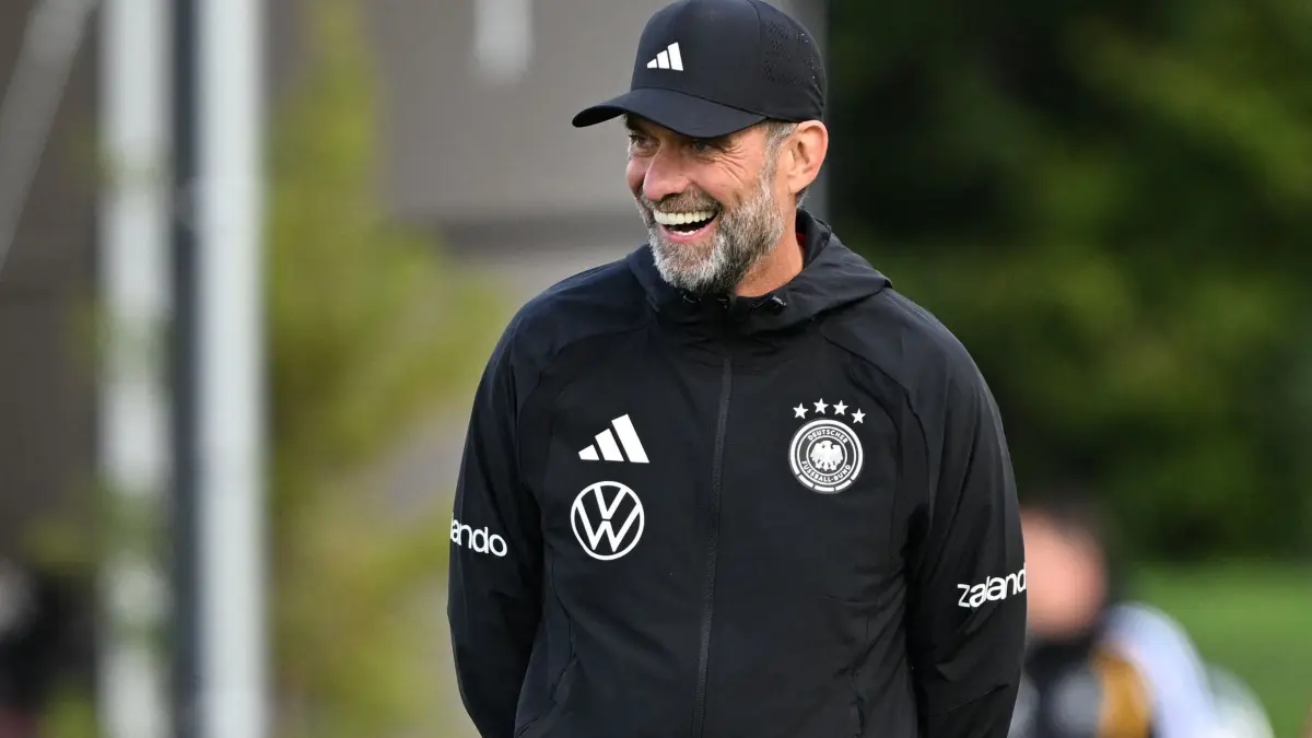 Fußball-Nationalmannschaft: Training: Fußball: Nationalmannschaft, Training vor dem ersten Nations-League-Spiel gegen die Niederlande. Bundestrainer Jürgen Klopp (Deutschland) lacht während des Trainings. (zu dpa: «Klopp ist textsicher: Nationalhymne komplett drauf»)