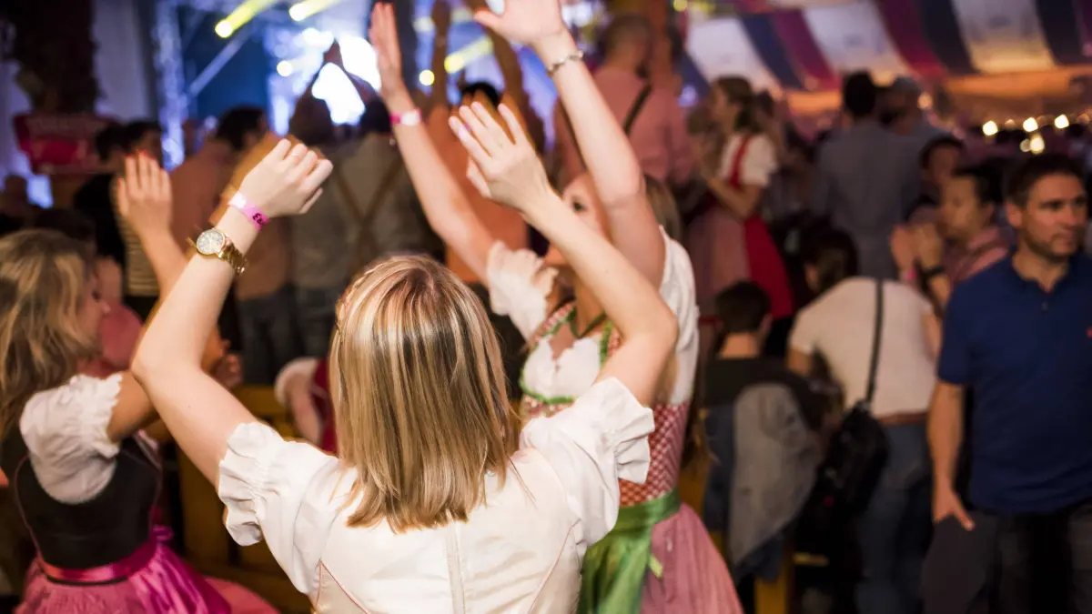 Ob entspannter Partyabend oder Flirts im Festzelt: Auf dem Cannstatter Volksfest warten neue Eventformate auf interessierte Singles und Kontaktfreudige, die neue Leute kennenlernen möchten.
