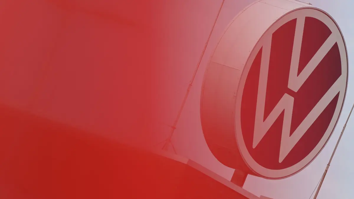 VW: ARCHIV - 26.08.2026, Niedersachsen, Emden: Eine Rote-Flagge weht vorm VW Logo in Emden. (zu dpa: «Kreise: VW und Arbeitnehmer treffen sich am 30. September») Foto: Lars Penning/dpa +++ dpa-Bildfunk +++