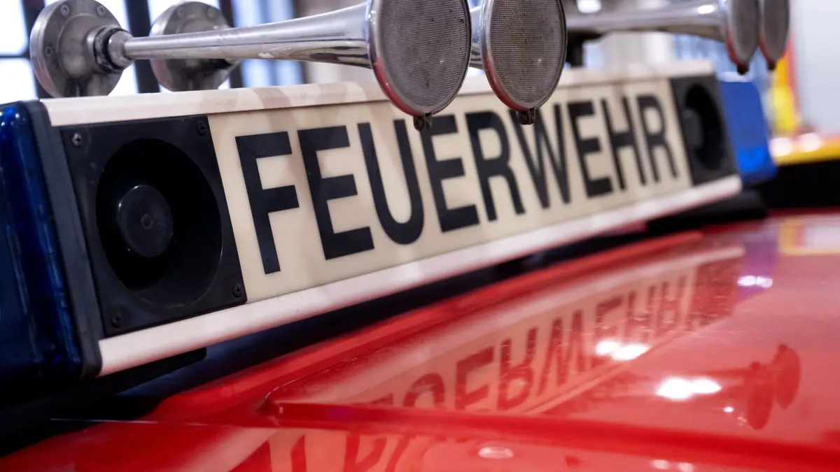Symbolbild: Ein Fahrzeug mit der Aufschrift „Feuerwehr“. (zu dpa: «Pferd stirbt bei Scheunenbrand - zwei weitere gerettet»)
