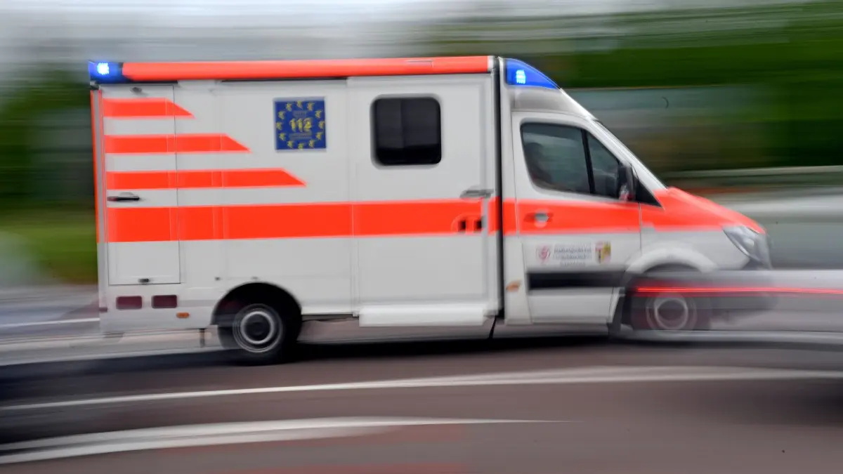 Krankenwagen fährt mit Blaulicht : Ein Krankenwagen fährt mit Blaulicht über eine Straße. (zu dpa: «Jäger verletzt sich beim Reparieren seines Gewehrs schwer»)