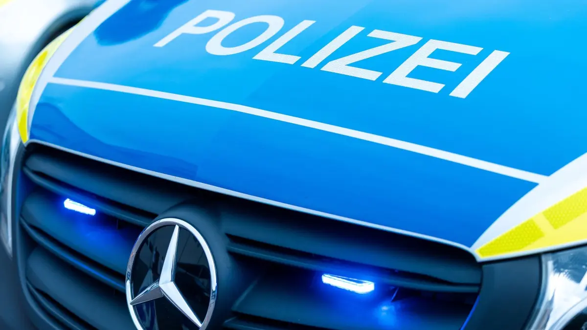 Polizei: PRODUKTION - 20.09.2026, Saarland, Kirkel: Die Motorhaube eines Streifenwagens der saarländischen Polizei ist mit eingeschalteten Frontblitzern zu sehen. (zu dpa: «Betrüger erbeuten Schmuck im Wert von mehreren 10.000 Euro») Foto: Laszlo Pinter/dpa +++ dpa-Bildfunk +++