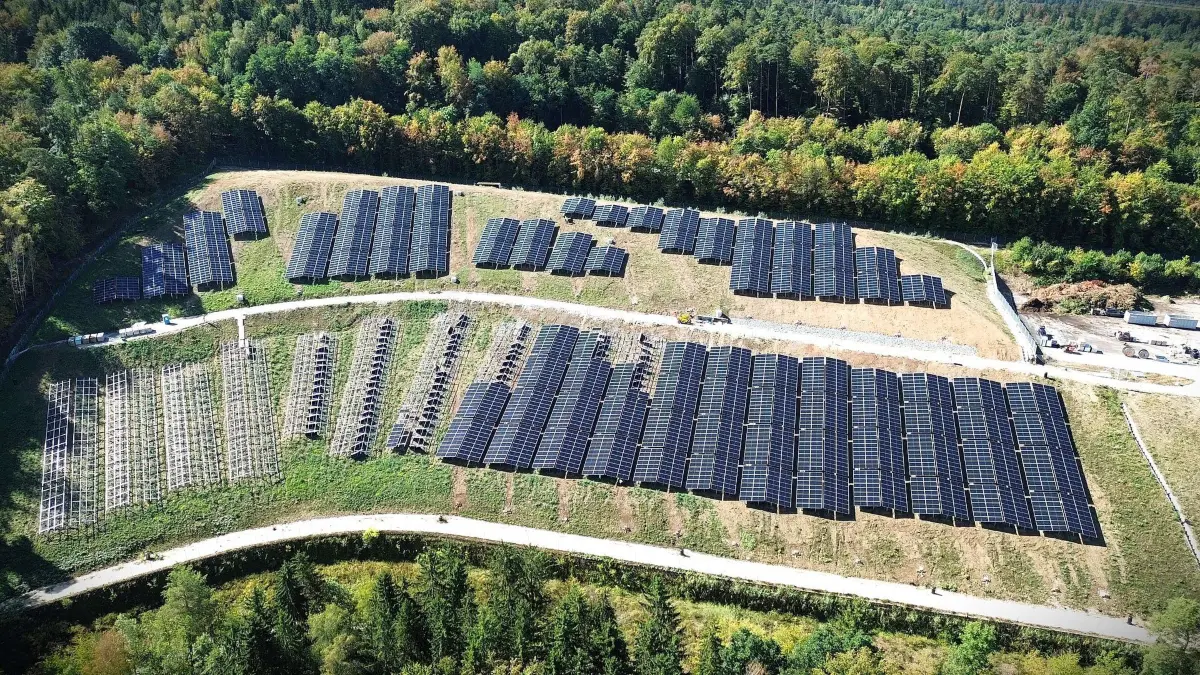 Ein Luftbild zeigt den Stand der Bauarbeiten für die neue Photovoltaik-Anlage auf der Deponie Schorndorf Mitte August