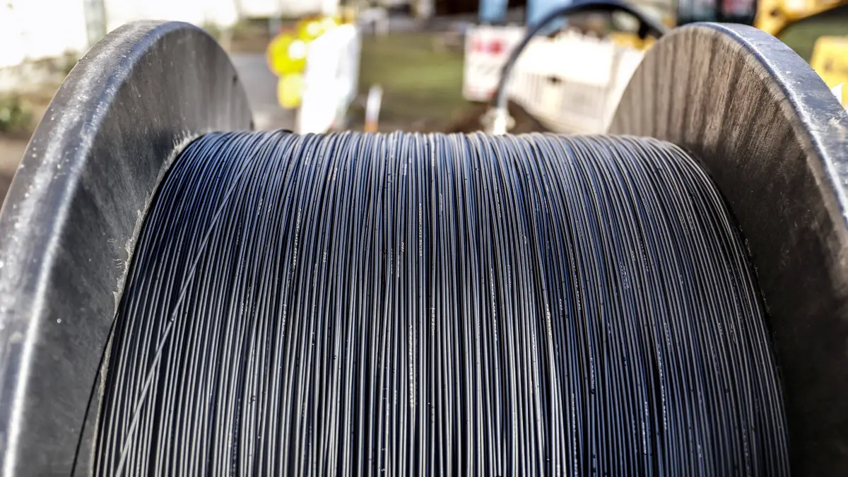 Glasfaser Kabeltrommel mit Glasfaser liegt zum Verlegen an einer Baustelle, Berlin, 29.02.2024. Berlin Berlin Deutschland *** Fiber optic cable drum with fiber optics for laying at a construction site, Berlin, 29 02 2024 Berlin Berlin Germany