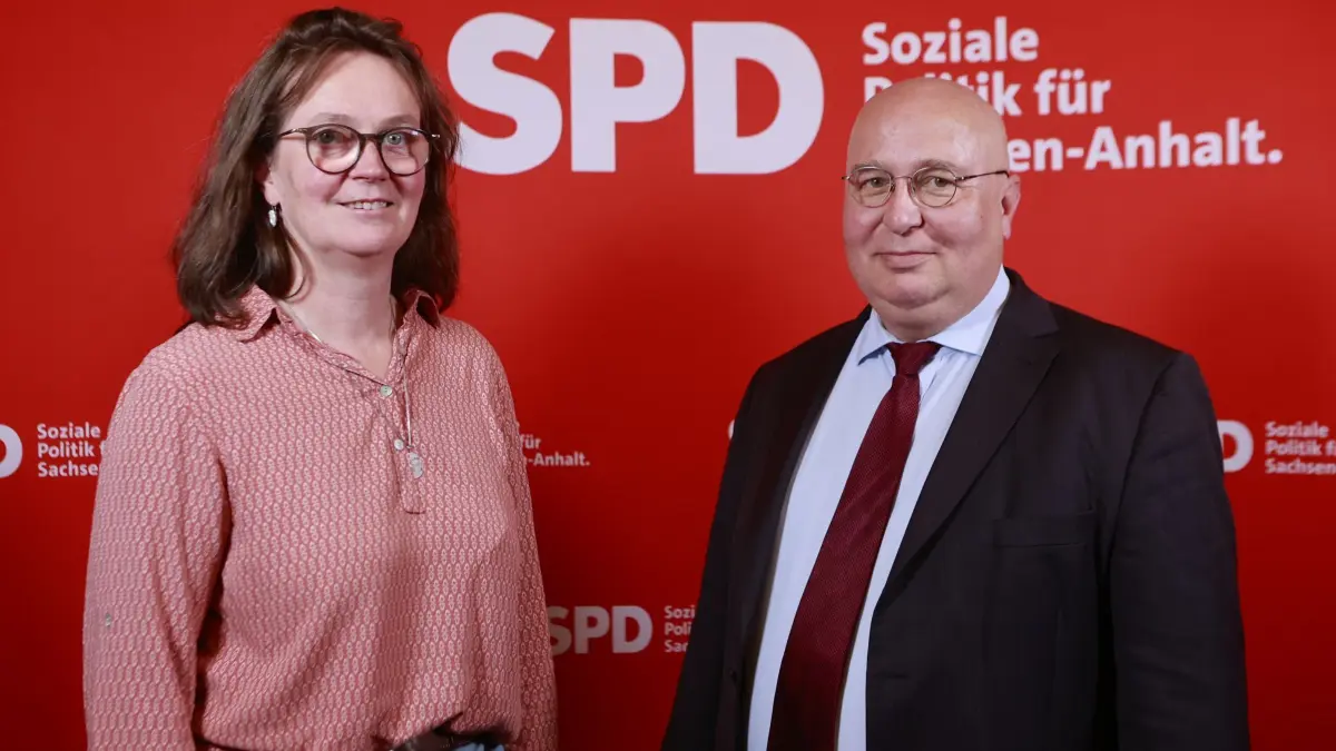 SPD Sachsen-Anhalt: Die neugewählten SPD Sachsen-Anhalt Landesvorsitzenden Andreas Schmidt (l) und Juliane Kleemann stehen gemeinsam nach ihrer Wiederwahl auf dem Landesparteitag gemeinsam im Palais Saalfeld. Bis Sonnabend findet in Quedlinburg der Landesparteitag der SPD Sachsen-Anhalt statt. (zu dpa: «Regierung ohne AfD? SPD will Optionen in Magdeburg ausloten»)