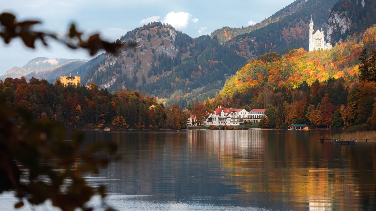 Eingebettet zwischen den Königsschlössern Neuschwanstein und Hohenschwangau liegt das AMERON Neuschwanstein direkt am Alpsee.