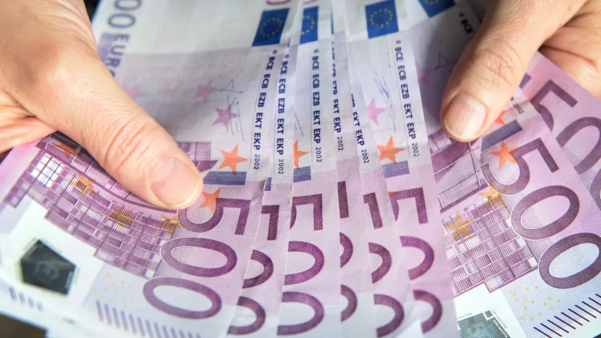 Bargeld: Eine Frau zählt 500-Euro-Geldscheine. (zu dpa: «Millionenschwere Hehlerei - und ein Fußballverein mischt mit»)