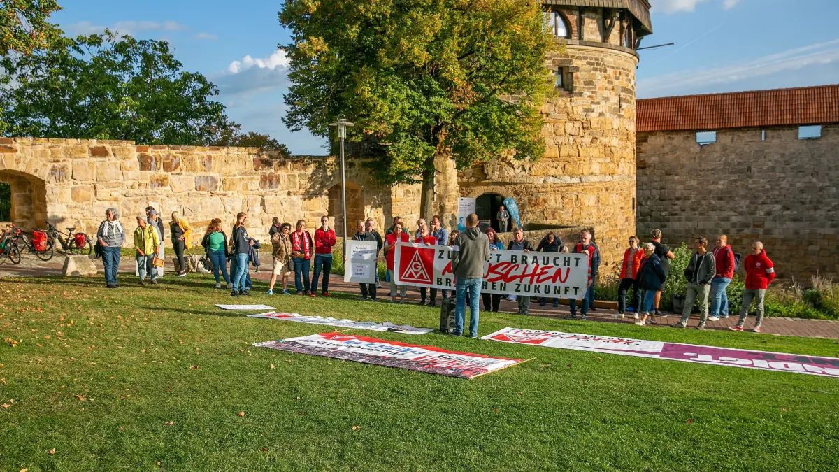 foto: Roberto Bulgrin
24. 09. 2026
Esslingen, Dicker Turm, Bei den Esslinger Turmgesprächen werden aktuelle Themen aus Wirtschaft, Stadt und Gesellschaft besprochen. Es diskutieren: Curt Michael Stoll und Thomas Böck (beide von Festo) über die Verantwortung von Unternehmen und die regionale Verbundenheit. Die IG Metall Esslingen findet das provokativ und kuendigt Proteste an.