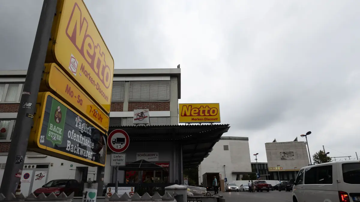 Netto Supermarkt: Der Parkplatz des Netto Supermarktes in Bad Cannstatt soll am Abend für PKW`s zum parken freigegeben werden.