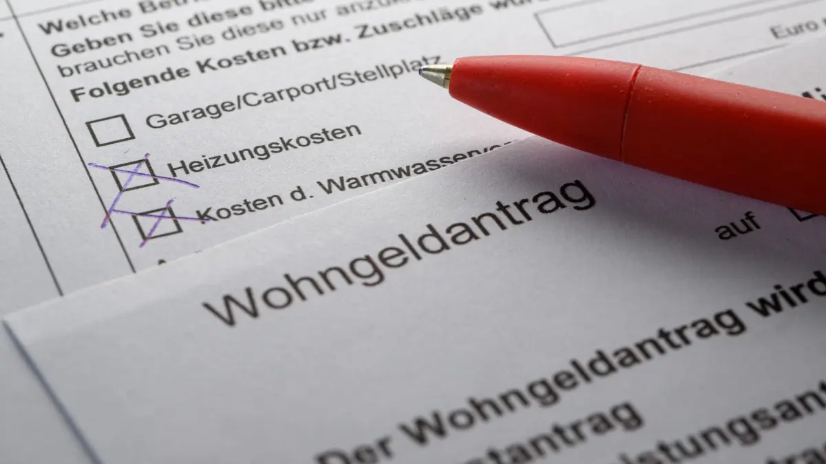 Wohngeld: Ein Stift liegt auf einem Wohngeldantrag auf einem Tisch (gestellte Szene). (zu dpa: «Wohnungswirtschaft gegen Wohngeld-Kürzung»)