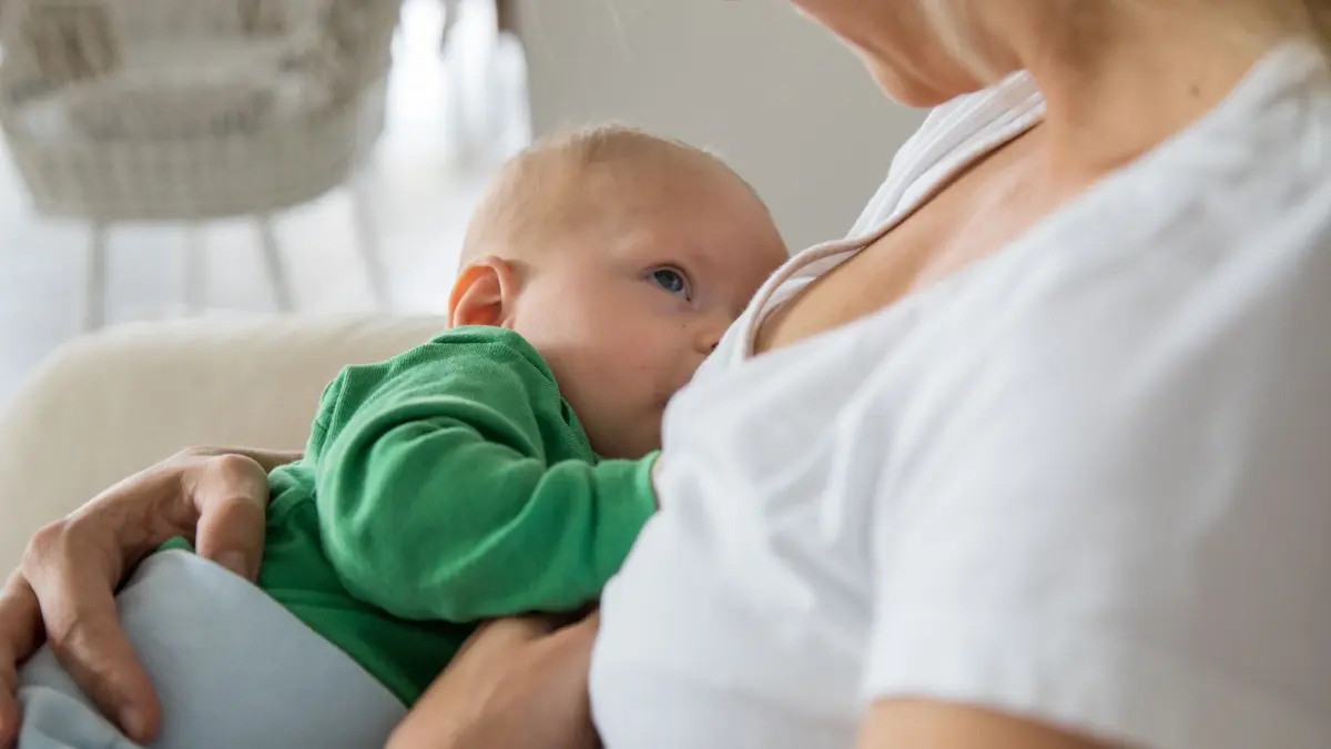 Eine Frau stillt ihr Baby: ARCHIV - Bloß nicht verunsichern lassen! Rund ums Stillen gibt es viele Halb-Wahrheiten. (zu dpa: «Baby an die Brust: 10 Still-Mythen im Check») Foto: Christin Klose/dpa-tmn - Honorarfrei nur für Bezieher des dpa-Themendienstes +++ dpa-Themendienst +++