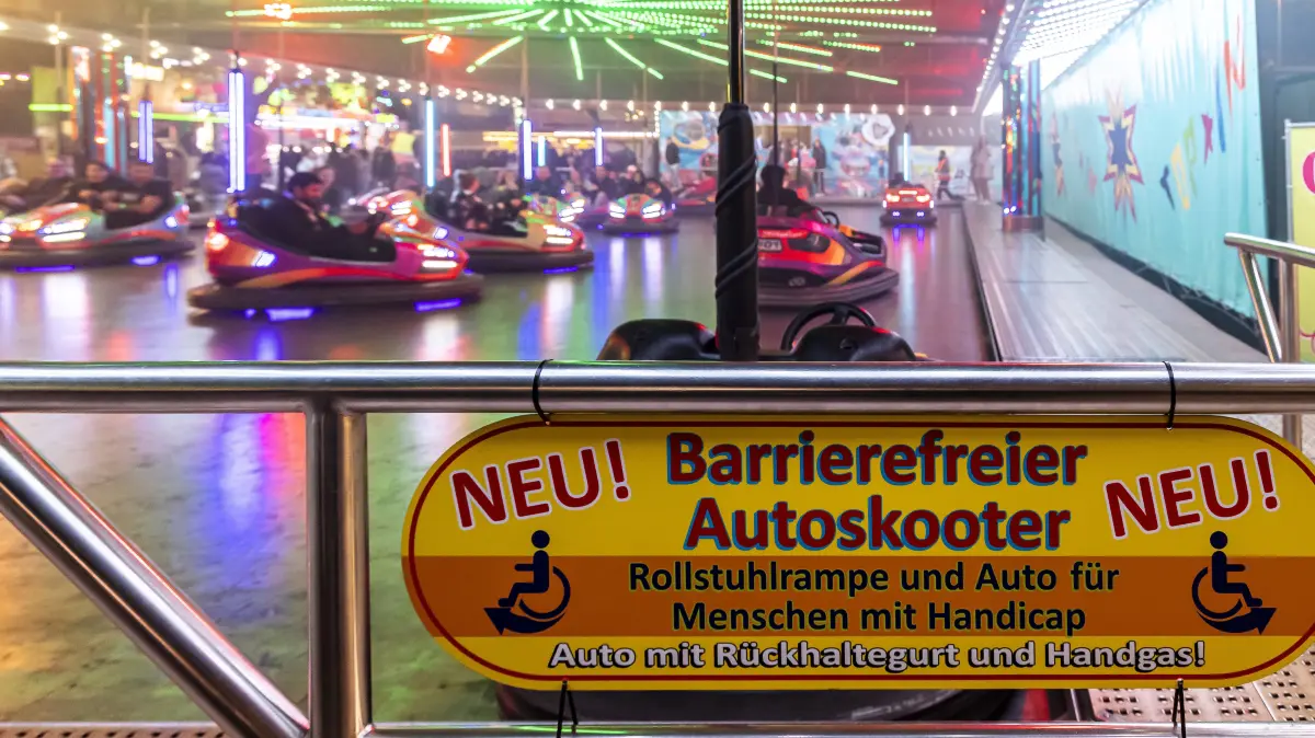 Barrierefreier Autoskooter. 175. Cannstatter Volksfest auf dem Cannstatter Wasen. Ohne Corona-Beschränkungen werden bis zum 9. Oktober 3,5 Millionen Besucher beim Stuttgarter Traditionsfest erwartet. // 25.09.2022: DEU, Deutschland, Baden-Württemberg, Stuttgart. *** Barrier-free bumper car 175 Cannstatter Volksfest at the Cannstatter Wasen Without Corona Restrictions 3.5 million visitors are expected at the traditional Stuttgart festival until October 9 25 09 2022 DEU, Germany, Baden Württemberg, Stuttgart