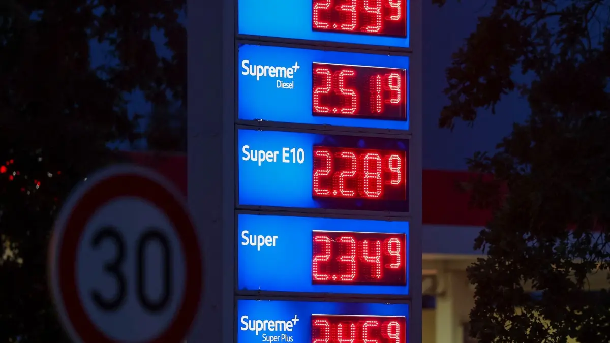 Tankstelle am Abend: 24.09.2026, Sachsen, Dölzig: Blick auf die Preistafel einer Tankstelle von Esso am Abend. Der Bundestag berät am Freitag (25.09.) über den Tankrabatt. Foto: Jan Woitas/dpa +++ dpa-Bildfunk +++