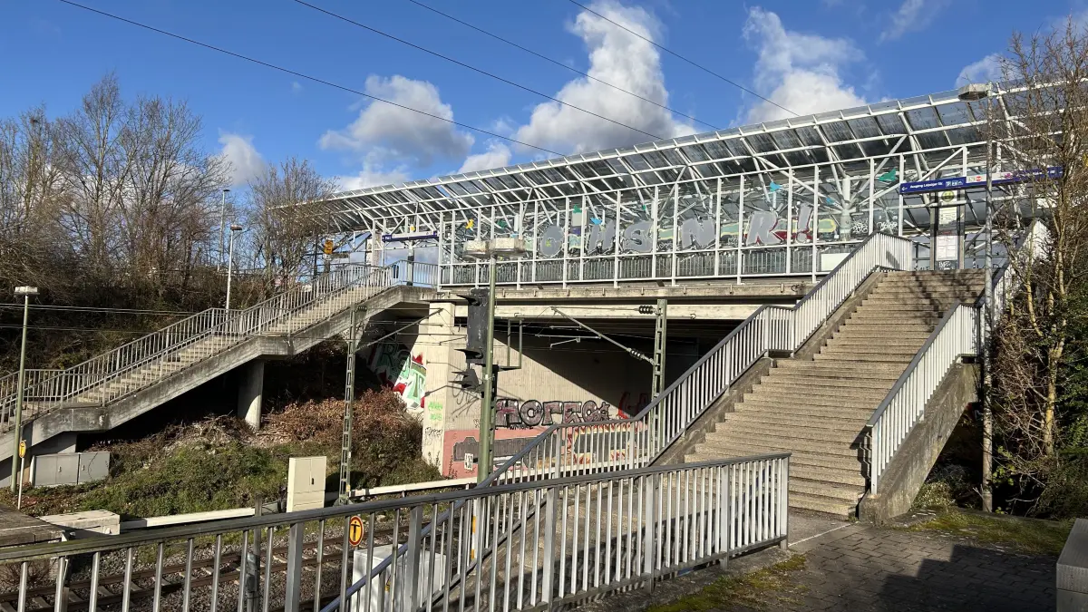 Das Dach dieser Brücke an der S-Bahnstation muss abgebaut werden. Denn: Die Stromleitung reicht zu dicht an das Dach heran.