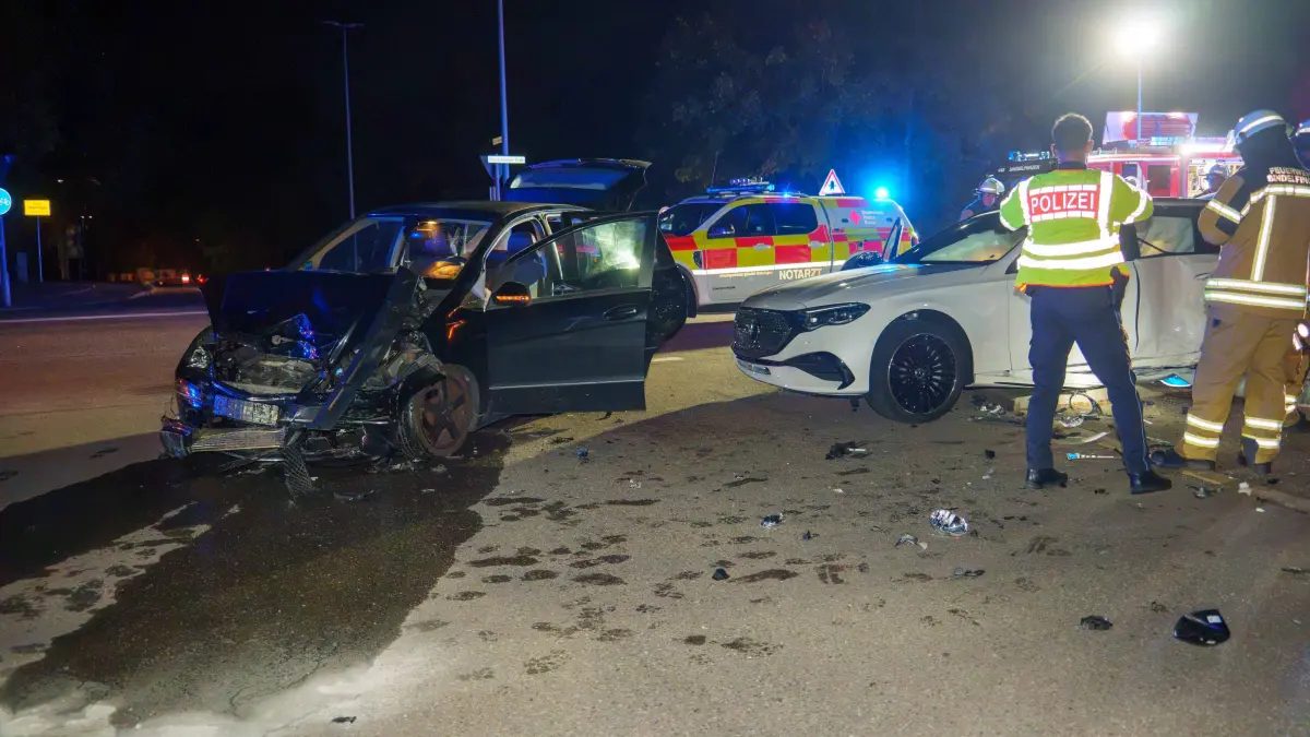 Am Freitagabend kam es auf der Konrad-Adenauer-Strasse in Sindelfingen zu einem Verkehrsunfall mit zwei beteiligten Fahrzeugen.<br /><br />
<br /><br />
Nach ersten Informationen befuhr der Fahrer eines weissen Mercedes die Rudolf-Harbig-Strasse in Richtung Konrad-Adenauer-Strasse. Im Kreuzungsbereich kam es zur Kollision mit einem weiteren Mercedes, der auf der bevorrechtigten Strasse aus Richtung Hinterweil unterwegs war.<br /><br />
<br /><br />
Durch die Wucht des Aufpralls wurde der weisse Mercedes herumgeschleudert und prallte gegen eine am Strassenrand stehende Laterne. Der Mast wurde dabei so stark beschaedigt, dass er umknickte.<br /><br />
<br /><br />
Bei dem Unfall wurde eine Person verletzt und vom Rettungsdienst versorgt.<br /><br />
<br /><br />
Die Feuerwehr rueckte ebenfalls an und kuemmerte sich unter anderem um ausgelaufene Betriebsstoffe sowie um die beschaedigte Laterne. Der Kreuzungsbereich musste waehrend der Einsatzmassnahmen vollstaendig gesperrt werden.<br /><br />
<br /><br />
Beide Unfallfahrzeuge waren nicht mehr fahrbereit und mussten abgeschleppt werden. Die Polizei hat die Ermittlungen zur genauen Unfallursache aufgenommen.
