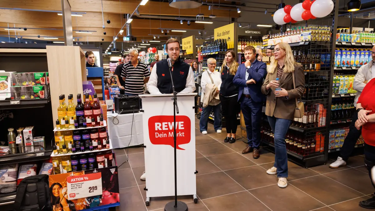 Rewe Aidlingen: Aidlingen, Rewe, Neueröffnung, Familie Bühler, Supermarkt, Lebensmittel, Banddurchschnitt, Regale, Obst, Gemüse, Kassen, Benedikt Bühler