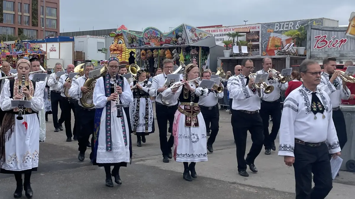 Die Siebenbürger Sachsen spielen in auf dem Festumzug zum Cannstatter Wasen