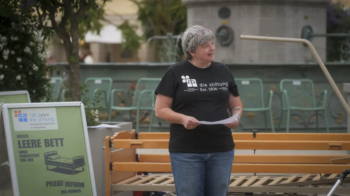 Ludwigsburg - Aktion "das leere Bett". Ziel der landesweit durch die Pflegeverbände getragenen Aktion ist es, gegen wesentliche Inhalte des geplanten Pflegeneuordnungsgesetz (PNOG) zu protestieren. Im Bild: Jutta Kaltenneger , Stiftung evang Altenheimen