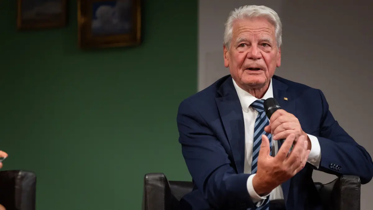 Joachim Gauck im Literaturhaus: Stuttgart, Baden-Württemberg, 23.09.2026:
Stuttgart, Baden-Württemberg, 23.09.2026:
Der Wirtschaftsclub des Literaturhauses Stuttgart lädt zu seinem 25-Jahr-Jubiläum den Bundespräsidenten a.D. Joachim Gauck zu einem Podiumsgespräch ins Literaturhaus ein.
Notiz: No model release. Kein Einverständnis für Werbung, keine Weitergabe an Dritte.