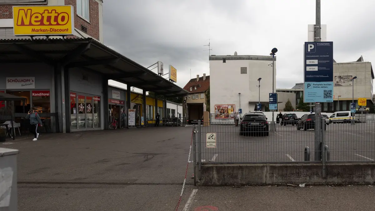 Netto Supermarkt: Der Parkplatz des Netto Supermarktes in Bad Cannstatt soll am Abend für PKW`s zum parken freigegeben werden.