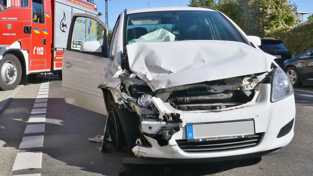 23.09.2026: Bei einem Unfall in der Stammheimer Straße in Kornwestheim wurden nach Angaben der Feuerwehr drei Personen leicht verletzt, an den beiden Pkw entstand hoher Sachschaden. Gegen 10:05 Uhr prallten die beiden Pkw auf Höhe des Salamander-Areals zusammen,dabei wurde bei einem Fahrzeug die Vorder- , beim anderen die Hinterachse beschädigt. Die Freiwillige Feuerwehr Kornwestheim band ausgelaufene Betriebstoffe mit Bindemittel und klemmte die Batterien ab. Drei Personen wurden nach Angaben der Feuerwehr vom Rettungsdienst ambulant behandelt, ein Transport war nicht notwendig. Die beiden Pkw waren nicht mehr fahrbereit und mussten abgeschleppt werden.
Foto: KS-Images.de/Andreas Rometsch