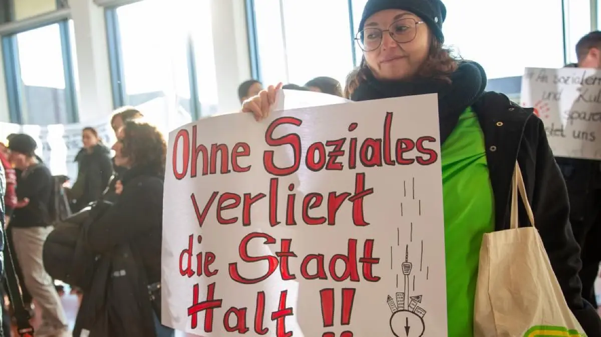 Demo im Rathaus Stuttgart am 15.12.2025 gegen Kürzungen im Sozialen Bereich