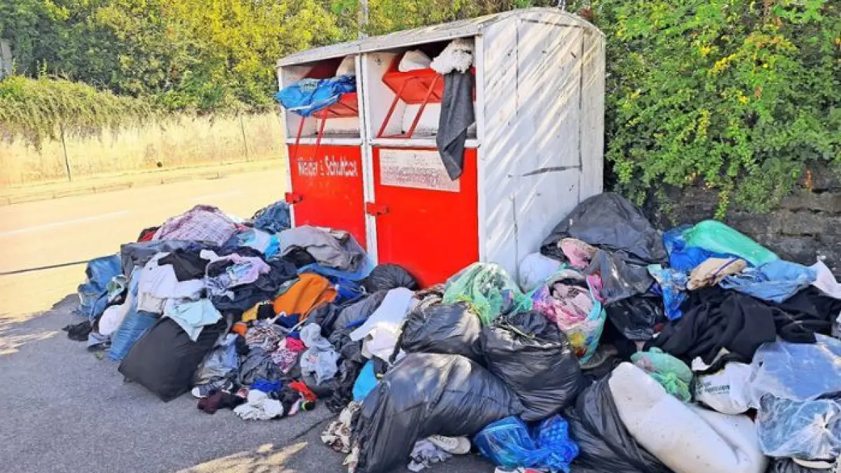 Schön ist anders: Seit Wochen häufen sich Berge von Altkleidern neben den beiden dafür vorgesehenen Containern. Der Dienstleister scheint nicht mehr zu existieren.